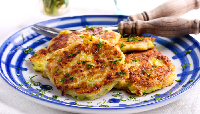 Кабачковые оладьи с творогом: правильная вкуснятина!