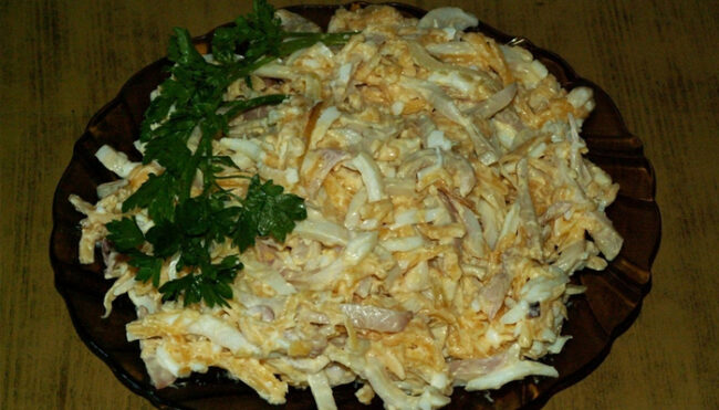 Кальмар с яйцом и луком