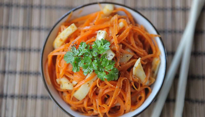 Салат с кальмарами яйцом и корейской морковью