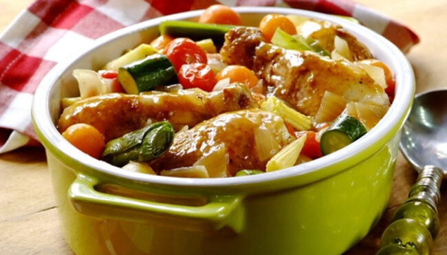 Запеченная курица с овощами и яйцом