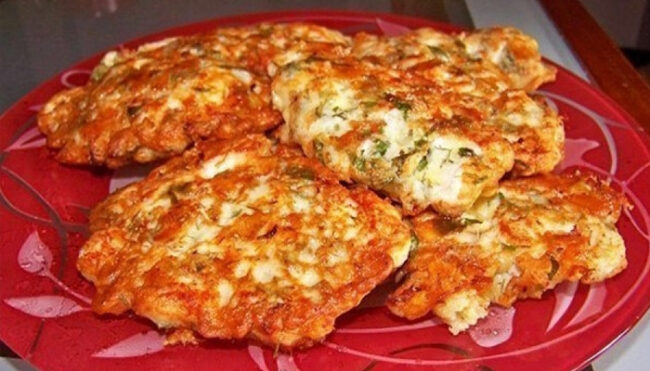 Куриные оладьи с сыром на кефире: можно даже брать с собой!