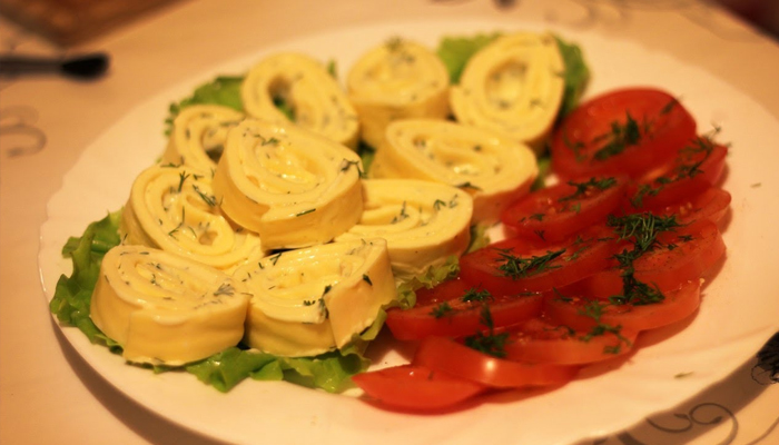 Яичный рулет с сыром и зеленью