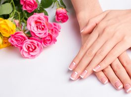 ЖЕНЩИНУ ВЫДАЮТ РУКИ! Сделайте их красивыми за 10-15 минут!