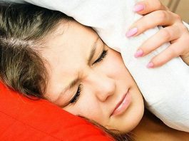 Почему звенит в ушах и голове?