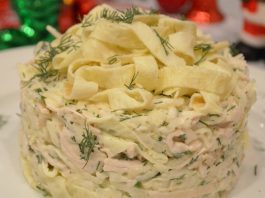 Диетический салат с курицей и омлетом