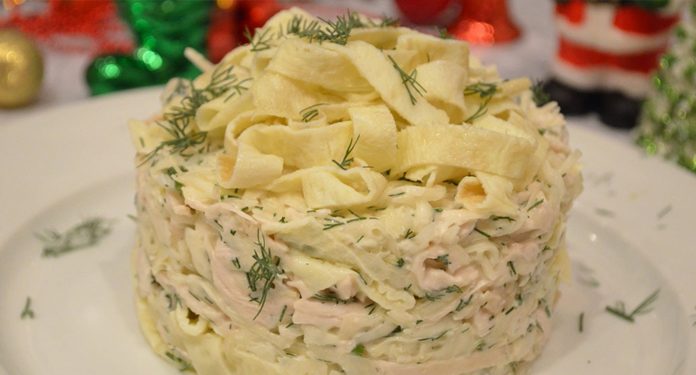 Диетический салат с курицей и омлетом