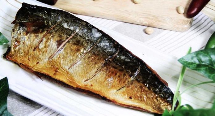 Скумбрия за 3 минуты. Вкуснейшая золотистая рыбка без коптильни и химии