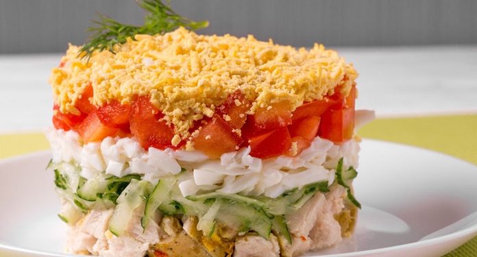 Новогодний слоеный салат с курицей. Очень вкусный и праздничный