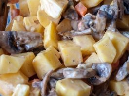 Низкокалорийный ужин: запеченная картошка с грибами и сметаной