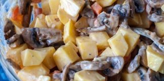 Низкокалорийный ужин: запеченная картошка с грибами и сметаной