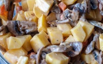 Низкокалорийный ужин: запеченная картошка с грибами и сметаной