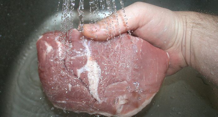 Почему нельзя мыть мясо