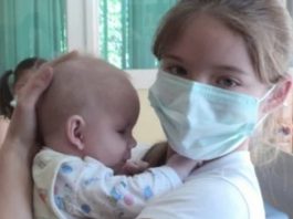 Школьница тайком от мамы посещала Дом малютки, чтобы ухаживать за брошенными детишками