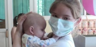 Школьница тайком от мамы посещала Дом малютки, чтобы ухаживать за брошенными детишками