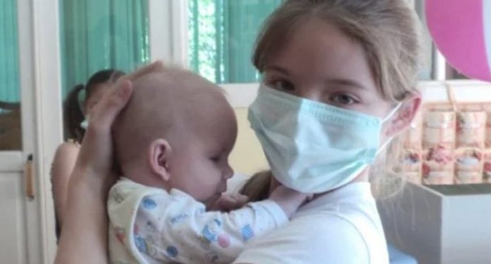 Школьница тайком от мамы посещала Дом малютки, чтобы ухаживать за брошенными детишками