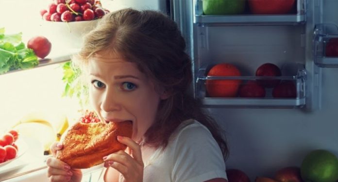 Ученые объясняют, почему вы никогда не должны есть поздно ночью