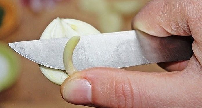 Разрезала чеснок и вынула сердцевинку…