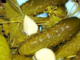Прекрасные хрустящие огурчики. Впервые вижу такой рецепт!