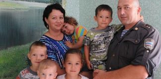 Сначала спас, а потом ещё и усыновил маленьких детей, которые 6 дней голодали и мёрзли в брошенном их мамой ветхом доме