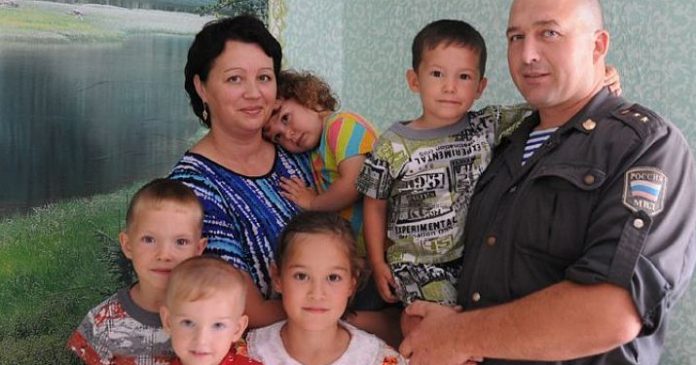 Сначала спас, а потом ещё и усыновил маленьких детей, которые 6 дней голодали и мёрзли в брошенном их мамой ветхом доме