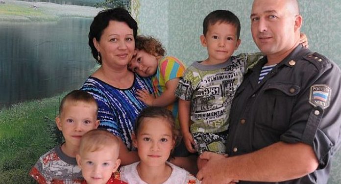 Сначала спас, а потом ещё и усыновил маленьких детей, которые 6 дней голодали и мёрзли в брошенном их мамой ветхом доме Сначала спас, а потом ещё и усыновил маленьких детей, которые 6 дней голодали и мёрзли в брошенном их мамой ветхом доме