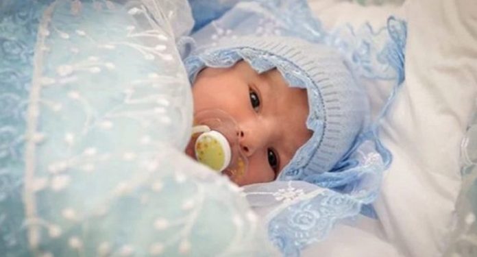 На выписке из роддома медсестра отдала ей сверток, женщина сразу поняла — в конверте чужой ребенок…