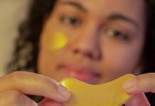 5 способов сократить морщины и вернуть коже сияние Soft focus of African American young female demonstrating eye patch in hands and looking at camera during skincare routine on beige background