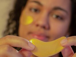 5 способов сократить морщины и вернуть коже сияние Soft focus of African American young female demonstrating eye patch in hands and looking at camera during skincare routine on beige background