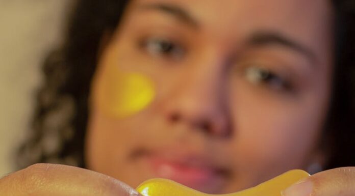 5 способов сократить морщины и вернуть коже сияние Soft focus of African American young female demonstrating eye patch in hands and looking at camera during skincare routine on beige background